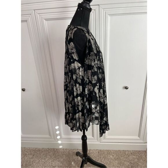 Max Studio Black & White Floral Print Asymmetrical‎ Hem Blouse Size S NWT - Picture 3 of 5